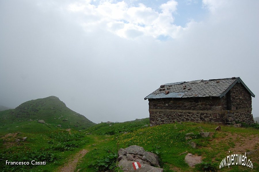 08 Le baite e il cielo nuvoloso.jpg